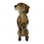 ESCULTURA EM PORCELANA INGLESA, REPRESENTANDO CACHORRO DA RAÇA BASSET, MARCADA E NUMERADA NA BASE. - MED 13 X 4 X 6.