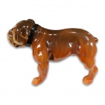 ESCULTURA EM PORCELANA PORTUGUESA, REPRESENTANDO CACHORRO DA RAÇA BUDOGUE, LEMBRAÇA DE HP FONSECA SA. - MED 10 X 9 X 16 CM. APRESENTA LIGEIRA PERDA EM UM DOS DEDOS.