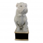 ESCULTURA EM PORCELANA PORTUGUESA SOBE PEDESTAL, REPRESENTANDO CACHORRO. - MED 23 X 9 X 12 CM.