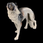 ESCULTURA EM PORCELANA INGLESA, REPRESENTANDO CACHORRO DA RAÇA GALGO. - MED 20 X 8 X 27 CM.