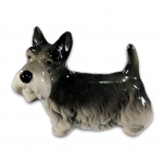 ESCULTURA EM PORCELANA PORTUGUESA, REPRESENTANDO CÃO EM TONS DE CINZA. - MED 15 X 8 X 19 CM.