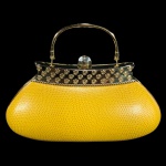 ELEGANTE BOLSA DE FESTA, METAL DOURADO E PEDRARIA, PODENDO SER USADA NA MÃO OU ATIRA COLO. - MED 10 X 20 X 7 CM.