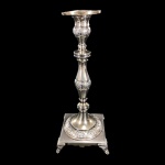 CASTIÇAL EM PRATA PORTUGUESA CONSENTINO - TEOR 833 - CONTRASTADO - COM BELO CINZELAMENTO FLORAL. - MED 22,5 X 10 X 10 CM. PESO APROXIMADO 330 G.