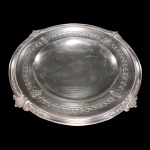 BELÍSSIMA SALVA EM PRATA FRANCESA TETRD FRES PARIS - COM DECORAÇÃO FITOMÓRFICA EM ALTO RELEVO, CONTRASTE CABEÇA DE MINERVA. - MED. 3,5 X 25,5 CM. PESO APROXIMADO 488 G.