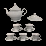 SCHMIDT - CONJUNTO PARA CHÁ EM PORCELANA SCHMIDT NA COR BRANCA, COM BORDAS EM DETALHES EM ARABESCO EM ALTO RELEVO NA MESMA COR, SENDO UM BULE, UMA MANTEGUEIRA E CINCO XÍCARAS PARA CHÁ. - MED BULE 17 X 25 CM.