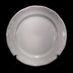 SCHMIDT - MEDALHÃO EM PORCELANA SCHMIDT NA COR BRANCA, COM BORDAS EM DETALHES EM ARABESCO EM ALTO RELEVO NA MESMA COR. - MED. 3 X 30 CM.