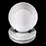 SCHMIDT - CINCO PRATOS RASOS EM PORCELANA SCHMIDT NA COR BRANCA, COM BORDAS EM DETALHES EM ARABESCO EM ALTO RELEVO NA MESMA COR. - MED. 25,5 CM.