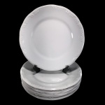SCHMIDT - SEIS PRATOS PARA SOBREMESA EM PORCELANA SCHMIDT NA COR BRANCA, COM BORDAS EM DETALHES EM ARABESCO EM ALTO RELEVO NA MESMA COR. - MED. 19,5 CM. - UM APRESENTA BICADO.