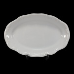 SCHMIDT - TRAVESSA OVAL EM PORCELANA SCHMIDT NA COR BRANCA, COM BORDAS EM DETALHES EM ARABESCO EM ALTO RELEVO NA MESMA COR. - MED. 3 X 32 X 21 CM.