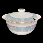 SCHMIDT - VOYAGE BARROCO - SOPEIRA EM PORCELANA SCHMIDT NA COR BRANCA, BORDA COM FAIXA AZUL COM DECORAÇÃO FLORAL EM VASOS E SALPICADAS, NAS CORES ROSA, BRANCA E VERDE, FAIXA INFERIOR COM DECORAÇÃO GEOMÉTRICA E FAIXA SUPERIOR FLORAL, LIGADAS POR CORRENTES COM DETALHES DOURADOS. - MED 17 X 23 X 26,5 CM.