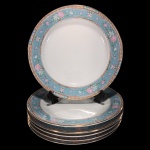 SCHMIDT - VOYAGE BARROCO - CINCO PRATOS RASOS EM PORCELANA SCHMIDT NA COR BRANCA, BORDA COM FAIXA AZUL COM DECORAÇÃO FLORAL EM VASOS E SALPICADAS, NAS CORES ROSA, BRANCA E VERDE, FAIXA INFERIOR COM DECORAÇÃO GEOMÉTRICA E FAIXA SUPERIOR FLORAL, LIGADAS POR CORRENTES COM DETALHES DOURADOS. - MED 25,5 CM.
