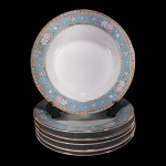 SCHMIDT - VOYAGE BARROCO - SEIS PRATOS FUNDO EM PORCELANA SCHMIDT NA COR BRANCA, BORDA COM FAIXA AZUL COM DECORAÇÃO FLORAL EM VASOS E SALPICADAS, NAS CORES ROSA, BRANCA E VERDE, FAIXA INFERIOR COM DECORAÇÃO GEOMÉTRICA E FAIXA SUPERIOR FLORAL, LIGADAS POR CORRENTES COM DETALHES DOURADOS.