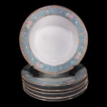 SCHMIDT - VOYAGE BARROCO - SEIS PRATOS FUNDO EM PORCELANA SCHMIDT NA COR BRANCA, BORDA COM FAIXA AZUL COM DECORAÇÃO FLORAL EM VASOS E SALPICADAS, NAS CORES ROSA, BRANCA E VERDE, FAIXA INFERIOR COM DECORAÇÃO GEOMÉTRICA E FAIXA SUPERIOR FLORAL, LIGADAS POR CORRENTES COM DETALHES DOURADOS.