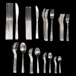 CONJUNTO DE TALHERES HERCULES EM INOX, SENDO DOZE GARFOS GRANDES, CATORZE FACAS GRANDES, DOZE FACAS PARA SOBREMESA, DOZE COLHERES DE SOPA, DOZE COLHERES DE SOBREMESA, DOZE GARFOS DE SOBREMESA, DEZ COLHERES PARA CAFÉ E DEZ COLHERES PARA CHÁ. TOTAL 94 PEÇAS.