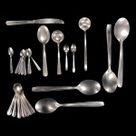 VINTE E OITO TALHERES VARIADOS EM INOX, MANUFATURAS DIVERSAS.