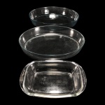 TRÊS REFRATARIOS EM VIDRO, SENDO DOIS OVAIS MARINEX E UM RETÂNGULAR COM PEGAS. - MED  6,5 X 27 X 29,5 CM,  6,5 X 26 X 29 CM E 6 X 18 X 29 CM. 