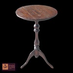 MESINHA LATERAL EM MADEIRA, HASTE TORNEADA, SUSPENSA POR TRÊS PÉS. - MED 66 X 39 CM. - APRESENTA RESTAURO NA HASTE E DESGATE NO TAMPO.