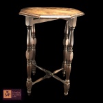 MESINHA DOBRAVEL OCTOGONAL EM MADEIRA, HASTE TORNEADA, SUSPENSA POR QUATRO PÉS. - MED 58 X 39 CM. - APRESENTA RESTAURO NOS PÉS.