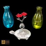 QUATRO PEÇAS DECORATIVAS EM VIDRO, SENDO DOIS VASOS, UM ARRANJO FLORAL E UM PORTA-ANEL REPRESENTANDO TARTARUGA. - MED 14 CM, 11 X 7 CM E 5 X 7 X 12 CM. 