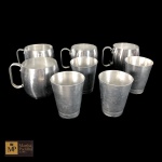 LOTE COM OITO PEÇAS EM ALUMINIO, SENDO QUATRO CANECAS PARA CHOPP E QUATRO COPOS. - MED 10 X 9,5 CM E 10 X 8 CM. 