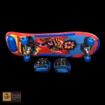 SKATE BOY EM MADEIRA, VERMELHO E AZUL, ACOMPANHA JOELHEIRA E COTOVELEIRA. TAMANHO M. SEM USO. MED. 9,5 X 75 X 24.