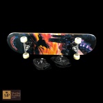 SKATE EM MADEIRA, PRETO, ACOMPANHA JOELHEIRA E COTOVELEIRA. TAMANHO M. SEMUSO. MED. 9,5 X 75 X 24 CM.