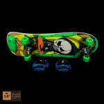 SKATE BOY EM MADEIRA, BRANCO E VERDE, ACOMPANHA JOELHEIRA E COTOVELEIRA. TAMANHO S - SEM USO. MED. 9,5 X 75 X 24 CM.