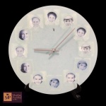 DIFERENTE RELÓGIO EM VIDRO, NUMERAÇÃO DE HORAS MARCADA COM FOTOS. - MED 35 CM.