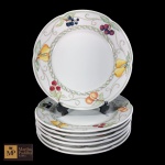 VERBANO - SETE PRATOS EM PORCELANA ARGENTINA NA COR BRANCA, ESMALTADA, CPM DECORAÇÃO DE FRUTAS, ARABESCOS, FAIXA INFERIOR QUADRICULADA EM TOM VERDE, BRANCO E MARROM, E FAIXA SUPERIOR LISA EM TOM VERDE COM CONTORNOS MARROM, BORDAS RECORTADAS. - MED 27,5 CM. 