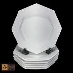 SEIS PRATOS RASOS OCTAVADOS EM PORCELANA BRANCA VITRIFICADA, BORDA EM ALTO RELEVO. - MED 27 CM.