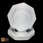 CINCO PRATOS RASOS OCTAVADOS EM PORCELANA BRANCA VITRIFICADA, BORDA EM ALTO RELEVO. - MED 27 CM.