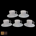 CINCO XÍCARAS PARA CAFÉ EM CERÂMICA BRANCA VITRIFICADA, COM DECORAÇÃO EM FAIXA ARABESCA E FLORAL EM ALTO RELEVO NA MESMA COR. - MED TOTAL 7 X 11,5 CM.