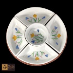 BELÍSSIMA PETISQUEIRA COM CINCO DIVISÕES EM CERÂMICA BRANCA VITRIFICADA COM DECORAÇÃO EM PADRÃO FLORAL NAS CORES AZUL, AMARELA, VERDE E ROSA, EM CESTA DE PALHA ENVERNIZADO. - MED 4,5 X 27,5 CM.