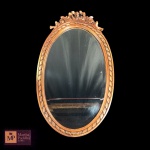 BELÍSSIMO ESPELHO OVAL BIZOTADO COM MOLDURA ENTALHADA EM MADEIRA NOBRE ENCIMADO POR FLORÃO. - MED 88 X 51,5 CM.  