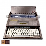 RARIDADE - ANTIGA MÁQUINA DE ESCREVER ELETRÔNICA PORTÁTIL OLIVETTI PRAXIS 204 - II - NOVA - SEM USO - MED 14 X 35 X 43 CM. 