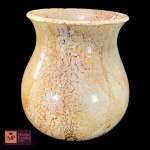 VASO BOJUDO EM BARRO ESMALTADO NAS CORES TERRA, MARROM E ROSA. - MED 28 X 28 CM. - APRESENTA PERDA NO ESMALTE E MARCAS DO TEMPO.