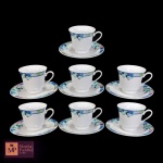 SETE XÍCARAS EM PORCELANA BRANCA ESMALTADA, BORDAS COM FAIXA AZUL E DECORAÇÃO GEOMÉTRICAS EM TONS DE ROSA, AMARELO, VERDE, AZUL E DECORAÇÃO FITOMÓRFICAS. - MED 9 X 15,5 CM.