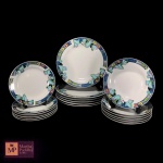 DEZOITO (6+6+6) PEÇAS PARA JANTAR EM PORCELANA BRANCA ESMALTADA, BORDAS COM FAIXA AZUL E DECORAÇÃO GEOMÉTRICAS EM TONS DE ROSA, AMARELO, VERDE, AZUL E DECORAÇÃO FITOMÓRFICAS,  SENDO SEIS PRATOS RASOS, SEIS PRATOS FUNDOS E SEIS PRATOS DE SOBREMESA - MED 27,5 CM, 20,5 X 4 CM, E 19,5 CM.