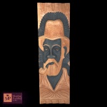 ENTALHE EM MADEIRA REPRESENTANDO SENHOR FUMANDO CACHIMBO - ASSINADO NO VERSO ELRIMONE - MED 80 X 2 X 25 CM. 