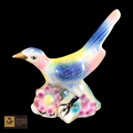 ANTIGA ESCULTURA EM PORCELANA  REPRESENTANDO PÁSSARO EM POLICROMIA - MED: 17 X 10 X 17 CM.