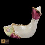 ANTIGA FLOREIRA EM PORCELANA REPRESENTANDO PEIXE - MED: 16,5 X 9 X 19 CM.