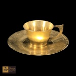 COLECIONISMO - XÍCARA PARA CAFÉ EM  BRONZE COM RESPECTIVO PIRES.