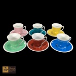 SEIS XÍCARAS COLORIDAS PARA CAFÉ COM RESPECTIVOS PIRES, MANUFATURA REAL.UMA APRESENTA BICADO NA BORDA.