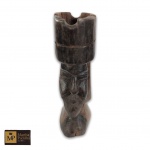 ANTIGO CINZEIRO EM MADEIRA NOBRE COM ESCULTURA DE BUSTO INDÍGENA - MED: 12,5 X 4 X  5,5  CM.
