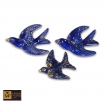 ANTIGO TRIO DE GAIVOTAS PARA PAREDE, EM PORCELANA AZUL COM DETALHES DOURADOS -MED: 14 X 10 CM, 13 X 9,5 CM E 11,5 X 11 CM. POR SEREM ANOS 50, APRESENTAM UM POUCO DE PERDA NA DOURAÇÃO.
