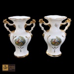 PAR DE VASOS EM PORCELANA BRANCA, DECORADO COM CENA GALANTE  - MED: 12 X 11 CM.