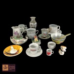 LOTE COM  VINTE E UMA PEÇAS VARIADAS, EM  SUA MAIORIA PORCELANA - MAIOR: 15 X 8 CM E MENOR: 3 X 4 X CM - QUATRO APRESENTAM  BICADOS.