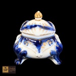 ANTIGO  POTICHE  SEXTAVADO,  EM PORCELANA BRANCA COM DECORAÇÃO EM PALMAS E ARABESCOS AZUIS E DOURADOS, SUSPENSO POR QUATRO PÉS - MED: 12 X 12 CM.