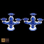 PSS - PEDREIRA - PORCELANA SÃO SEBASTIÃO - PAR DE ANTIGOS CANDELABROS PARA TRÊS VELAS, EM PORCELANA BRANCA, COM DECORAÇÃO FLORAL E ARABESCA, EM ALTO RELEVO NAS CORES  AZUL E DOURADA - MED: 17 X 21,5 CM.