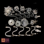 VARIADAS PEÇAS EM CRISTAL E METAL PATA LUSTRE. CINCO APRESENTAM BICADO OU RESTAURO.